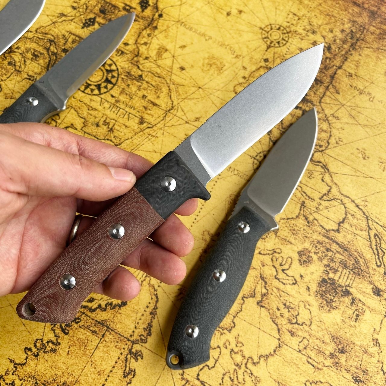 JEMade Loveless-Style Hunter knife with tapered tang and G10 carbon handle and kydex sheath